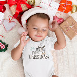 Mein erstes Niedliches Rentier Script Baby Baby Strampler<br><div class="desc">Mein erstes Niedliches Rentier Script Baby zu Weihnachten. Feiern Sie mit diesem lustigen Design die ersten Weihnachten Ihres Babys.</div>