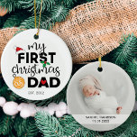 Mein erstes Weihnachten als Vater mit Namen und Fo Keramik Ornament<br><div class="desc">Mit diesem wunderschönen ersten Weihnachtsschmuck mit roter Weihnachtsmannmütze,  heiligen Blätter und farbenfrohen Weihnachtslichtern,  der zum ersten Mal als Papa erbaut wurde,  können Sie Ihre Freude über Ihre erste Weihnachtszeit bezeugen. Einfach anpassbar mit dem Namen und Geburtsdatum des Babys und einem Ihrer Lieblingsfotos auf der Rückseite.</div>