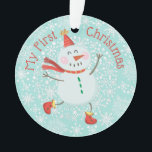 Mein erstes Weihnachtsbaby Foto Snowman Snowflakes Ornament<br><div class="desc">Dieser Weihnachtsschmuck besticht durch einen niedlichen skurrilen Schneemann und ein Schneeflockdesign mit Imitaten und goldenem Glitzer. Personalisieren Sie den Rücken mit Namen,  Jahr und Foto. Diese Vorlage funktioniert am besten mit Fotos im Landschaftsformat,  wobei das Baby in der Mitte liegt.</div>