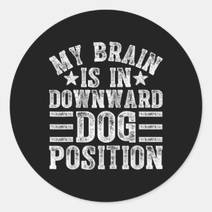 Mein Gehirn ist in der Downward-Dog-Position Runder Aufkleber