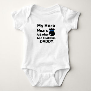 Mein Held trägt ein Abzeichen und ich nenne ihn Pa Baby Strampler