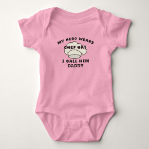 Mein Held trägt eine Chef-Hut Ich nenne ihn Daddy Baby Strampler