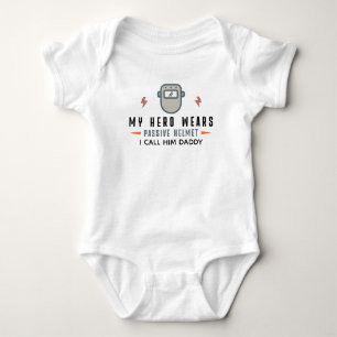 Mein Held trägt einen passiven Helm, den ich ihn D Baby Strampler