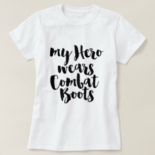 Mein Held trägt Kampfstiefel T-Shirt