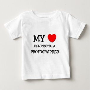 Mein Herz gehört einem FOTOGRAFEN Baby T-shirt
