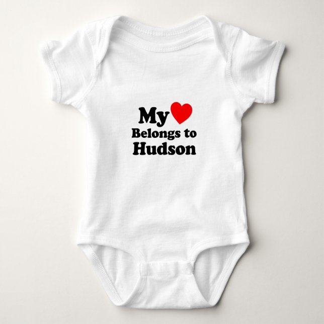 Mein Herz gehört Hudson Baby Strampler (Vorderseite)