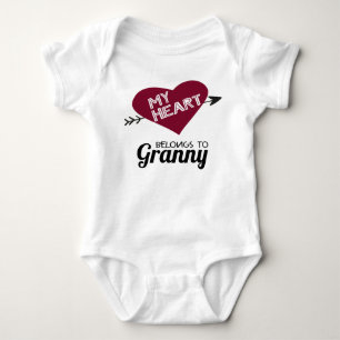 Mein Herz gehört Oma weiß mit rotem Herzen Baby Strampler