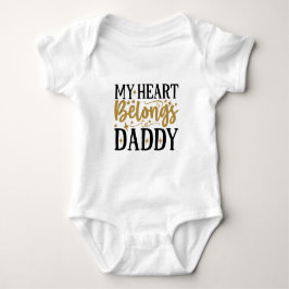Mein Herz gehört zu Daddy Typografie Baby Strampler