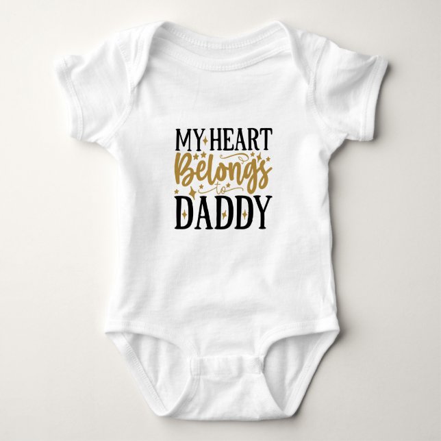 Mein Herz gehört zu Daddy Typografie Baby Strampler (Vorderseite)