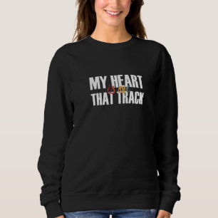 Mein Herz ist auf dieser Strecke Leichtathletik Sweatshirt