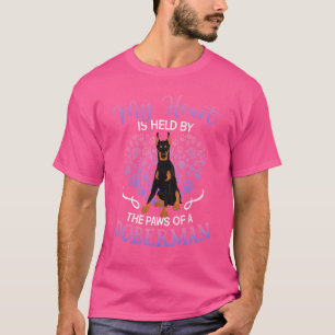 Mein Herz wird von den Pfoten eines Doberman gehal T-Shirt