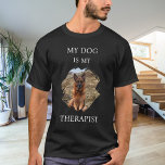 Mein Hund ist mein Therapeut Foto schwarz T-Shirt<br><div class="desc">Für einen schwarz/dunkel gefärbten T - Shirt. Weißer Text. Für einen Hundeliebhaber! Personalisieren und fügen Sie ein Foto Ihres Hundes. Text: Mein Hund ist mein Therapeut.</div>