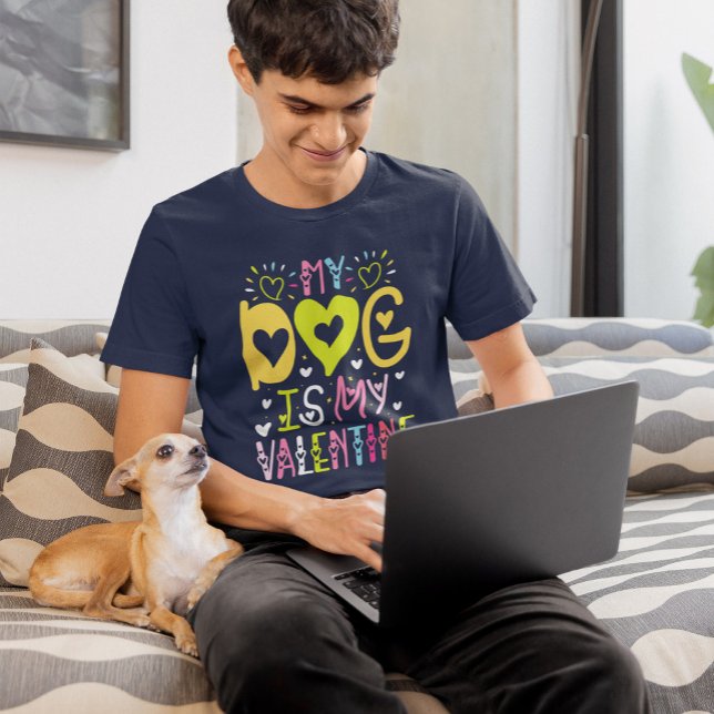 Mein Hund ist mein Valentiner farbiger Retro-Typog T-Shirt (Von Creator hochgeladen)