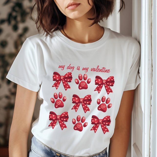 Mein Hund ist mein Valentinin Red Bow Paws T-Shirt (Von Creator hochgeladen)