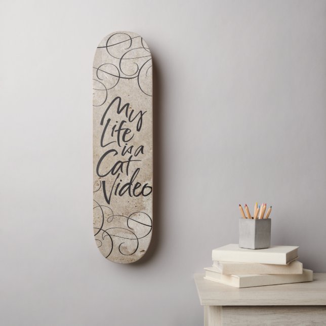 Mein Leben ist ein Cat Video Sleek Black Lettering Skateboard (Wandkunst)