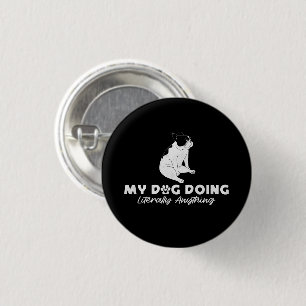 Mein leckerer englischer Bulldog tut buchstäblich Button