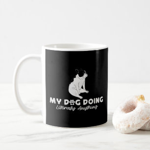 Mein leckerer englischer Bulldog tut buchstäblich Kaffeetasse