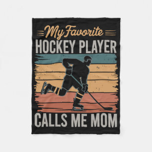 Mein Lieblings-Hockeyspieler nennt mich Mom Retro  Fleecedecke