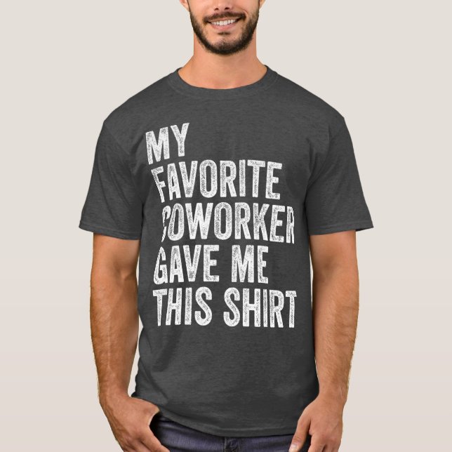 Mein Lieblingskollege gab mir diesen Mitarbeitervo T-Shirt (Vorderseite)