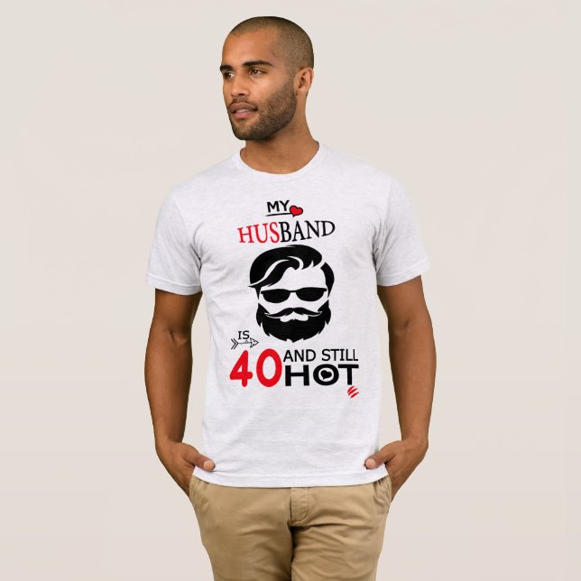 Mein Mann ist 40 und immer noch heiß, 40. Geburtst T-Shirt (Vorne ganz)
