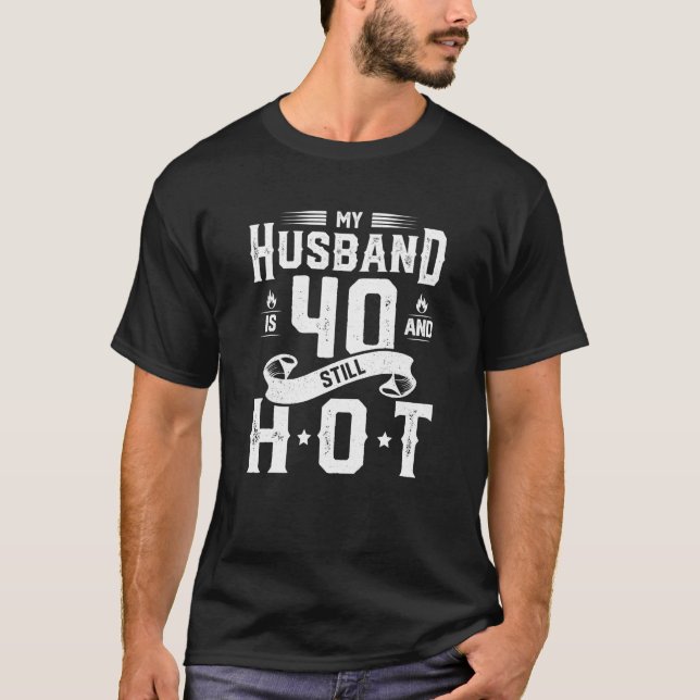 Mein Mann ist 40 und immer noch heiß 40. Geburtsta T-Shirt (Vorderseite)