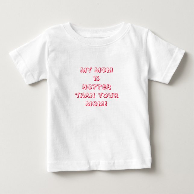 Mein Momis HOTTERthan yourMom! Baby T-shirt (Vorderseite)