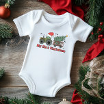 Mein Niedlicher Farm-Traktor zu Weihnachten Baby Strampler<br><div class="desc">Mein erster Niedlicher Baby Baby Baby Baby Baby Baby Baby Baby Baby Boy Baby Bodysuit Baby Bodysuit ist mit dem Text "Mein erstes Weihnachten" in der modernen Schriftzeichen-Typografie versehen, mit einem Traktor, der einen Trailer mit einem Weihnachtsbaum zieht. Perfektes Weihnachtsgeschenk für ein kleines Mädchen oder einen kleinen Jungen. Erstellt von...</div>