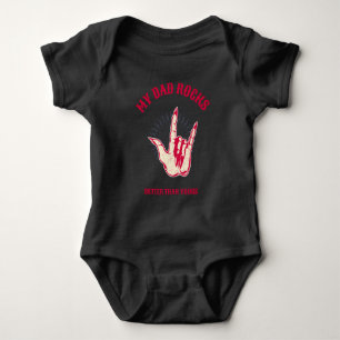 Mein Papa rockt besser als deiner Rote Typografie  Baby Strampler