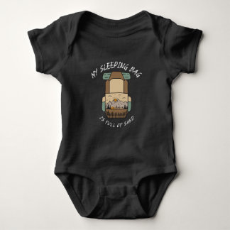 Mein Schlafsack ist voller Sand Wüstencamping Baby Strampler