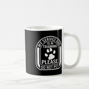 Mein Servicehund befindet sich in Ausbildung. Bitt Kaffeetasse