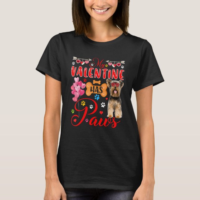 Mein Valentine hat eine Paws Yorkshire Terrier-Son T-Shirt (Vorderseite)