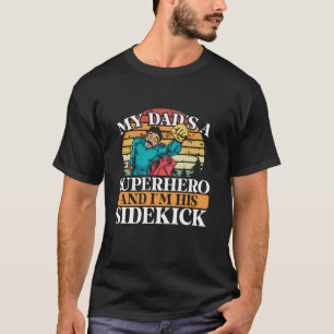 Mein Vater ist ein Superheld und ich bin sein Side T-Shirt