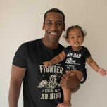 Mein Vater kann Ihren Vater Gestochen machen | Jiu Baby Strampler<br><div class="desc">Der brasilianische Jiu-Jitsu Papa ist ein Grundnahrungsmittel für jeden BJJ-Fitnessraum und macht einen großen Teil der Mitgliedschaft aus. Jeder weiß, dass es nichts mehr als großartigen Spaß gibt. Er wird seine Kleine in diesem lustigen Hemd anziehen. Fügen Sie Ihre Personalisierungswahl hinzu. Auch alle Farben können geändert werden. Fügen Sie diesem...</div>