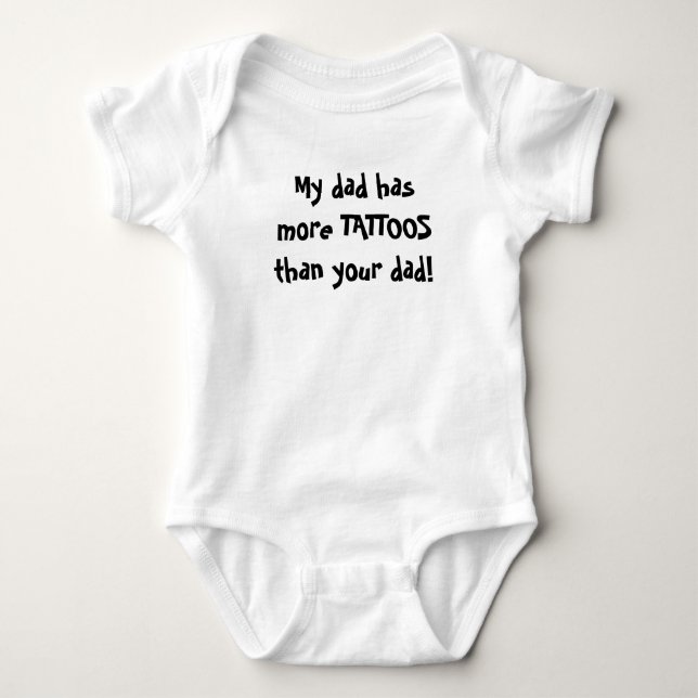 Mein Vati hat mehr TÄTOWIERUNGEN als Ihr Vati! Baby Strampler (Vorderseite)