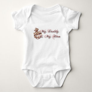 Mein Vati ist mein Held. (Marine) Baby Strampler