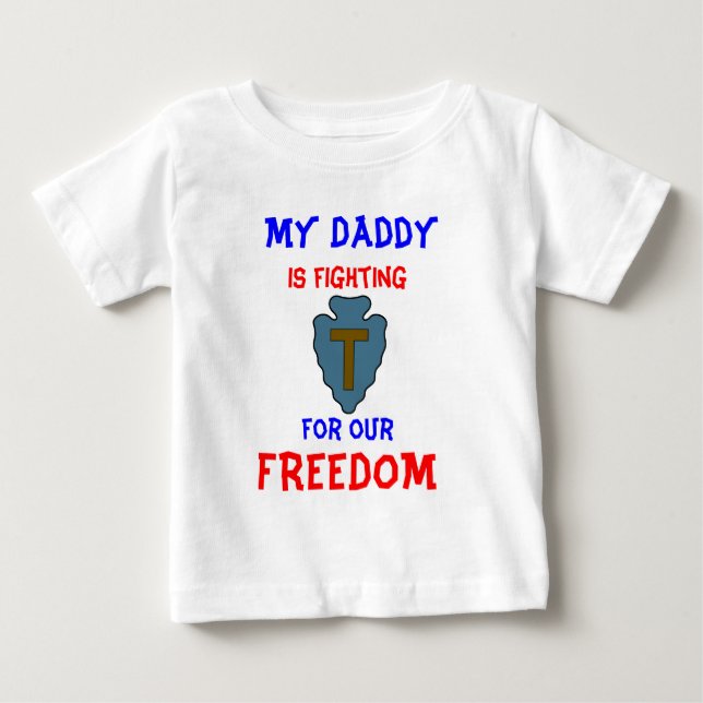 Mein Vati KÄMPFT FÜR UNSERE FREIHEIT Baby T-shirt (Vorderseite)