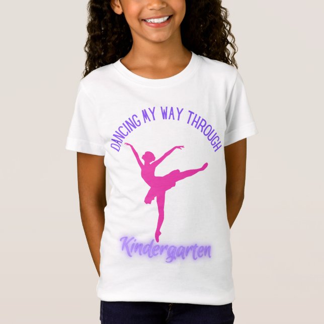 Mein Weg durch den Kindergarten Lila tanzen T-Shirt (Vorderseite)