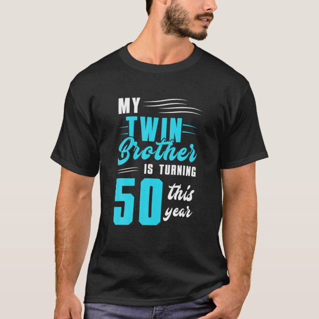 Mein Zwillingsbruder macht dieses Jahr 50 T-Shirt (Vorderseite)