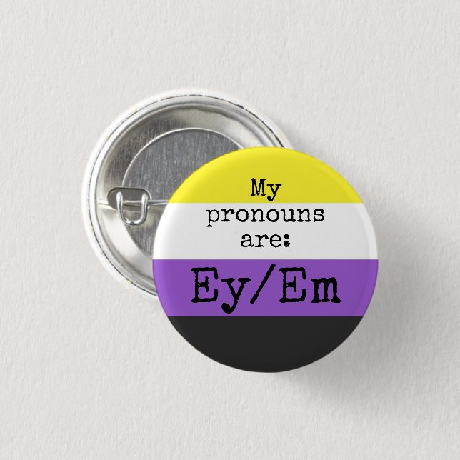 Meine Aussprache lautet: Ey/Em - Nichtbinäre Marki Button (Vorne & Hinten)
