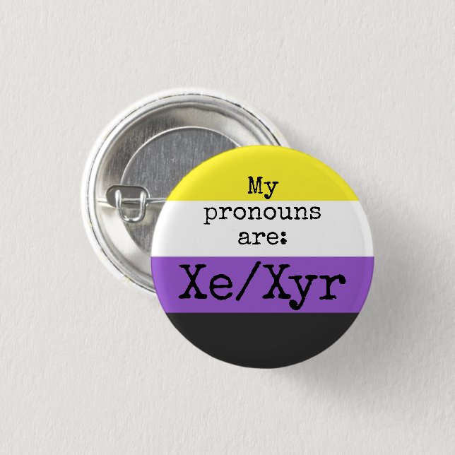 Meine Aussprache lautet: Xe/Xyr - Nichtbinäre Mark Button (Vorne & Hinten)