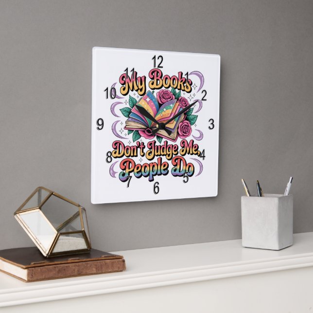 Meine Bücher beurteilen mich nicht... Quadratische Wanduhr (Büro)