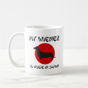 Meine Dackel ist riesig in der japanischen Kaffee- Kaffeetasse