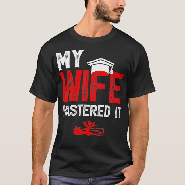 Meine Ehefrau beherrschte es "Wifes Masters Degree T-Shirt (Vorderseite)