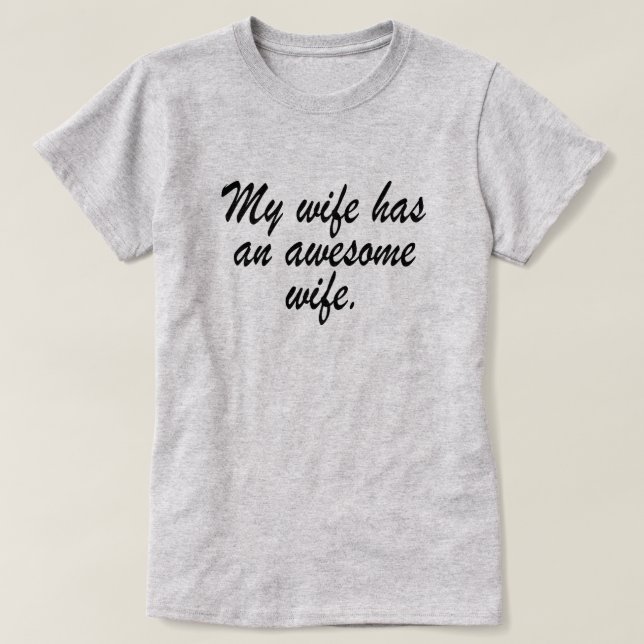 MEINE EHEFRAU HAT EINE PHANTASTISCHE EHEFRAU. T-Shirt (Design vorne)