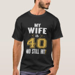 Meine Ehefrau ist 40 und immer noch heißes 40. Geb T-Shirt<br><div class="desc">Meine Ehefrau ist 40 und immer noch heiß 40 Geburtstagsgeschenk für sie</div>