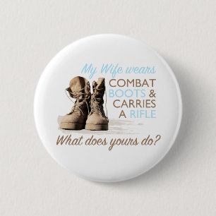 Meine Ehefrau trägt Kampf-Stiefel Button