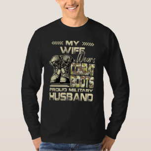 Meine Ehefrau trägt Kampfstiefel, die ein militäri T-Shirt