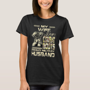 Meine Ehefrau trägt Kampfstiefel, die ein militäri T-Shirt