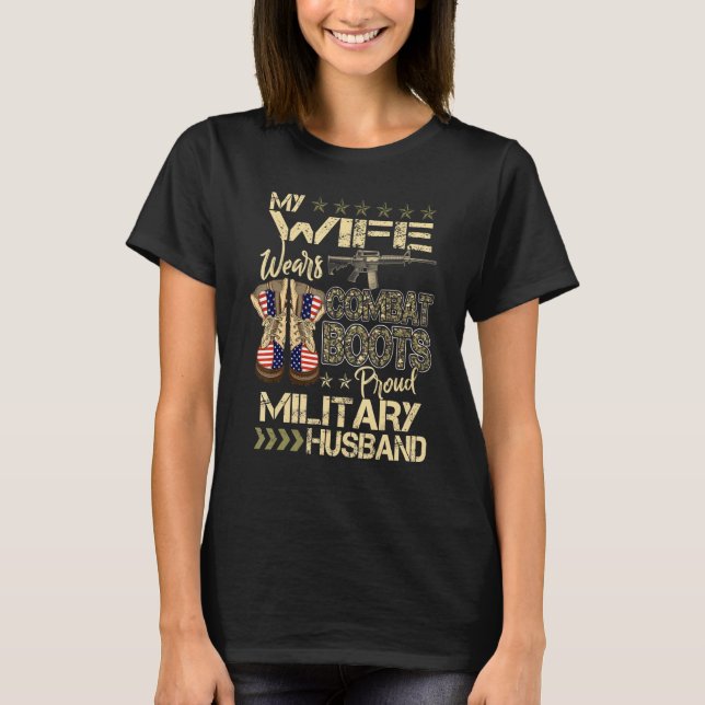 Meine Ehefrau trägt Kampfstiefel, die ein militäri T-Shirt (Vorderseite)