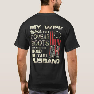 Meine Ehefrau trägt Kampfstiefel, die ein militäri T-Shirt